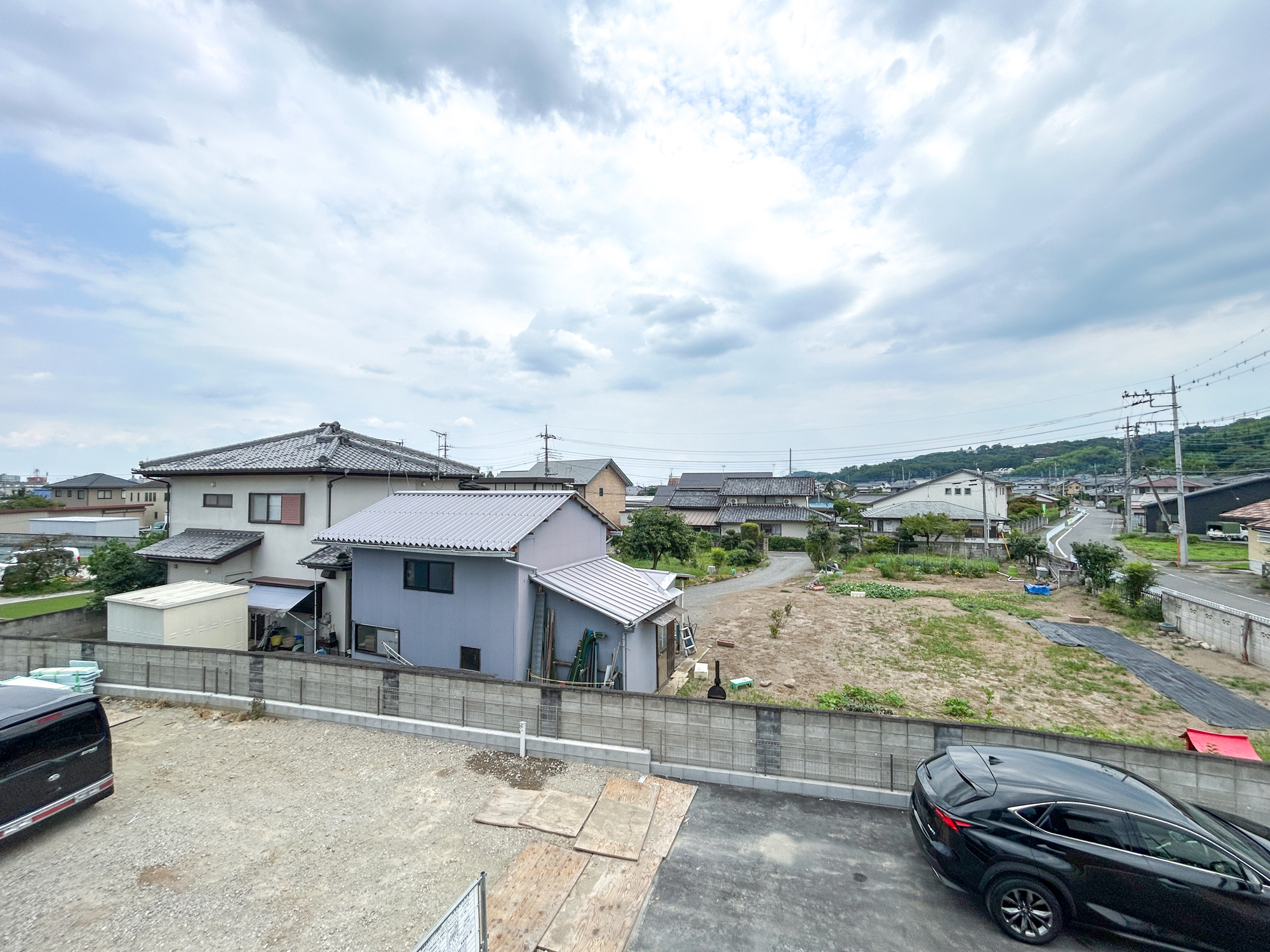 高崎市乗附町1期　新築住宅全3棟の展望|閑静な住宅地で子育て家族にピッタリ。毎日のお散歩も快適な緑に恵まれたエリアで、自然に包まれた穏やかな暮らしを実現するための、ゆとりある住環境が整っています。緑の潤いを感じながらホッと生活できそう。
