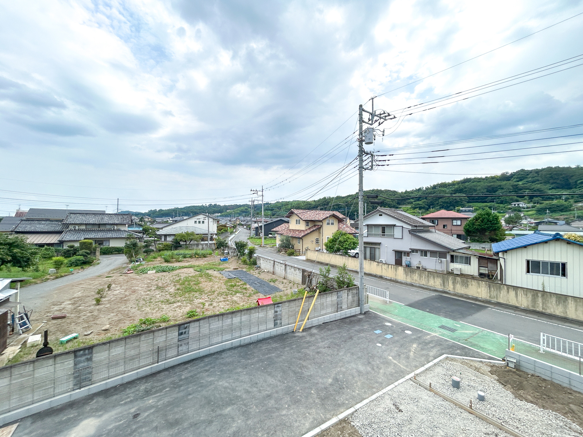 高崎市乗附町1期　新築住宅全3棟の展望|低層の一戸建てを中心とした街並みが整然と続き、周辺は高い建物が建っていないので、採光や開放性に恵まれ、空が広く緑の多い閑静な趣を感じる環境です。
