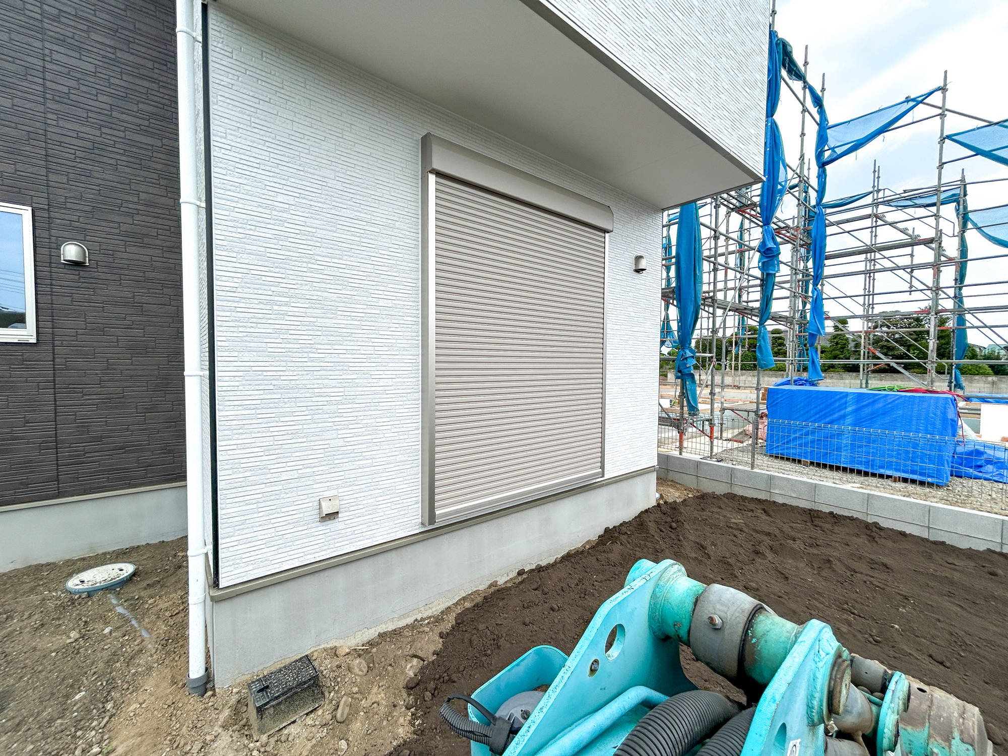 高崎市乗附町1期　新築住宅全3棟の防犯設備|防風、防犯、防音、断熱と様々な効果を発揮するシャッター付きです♪		