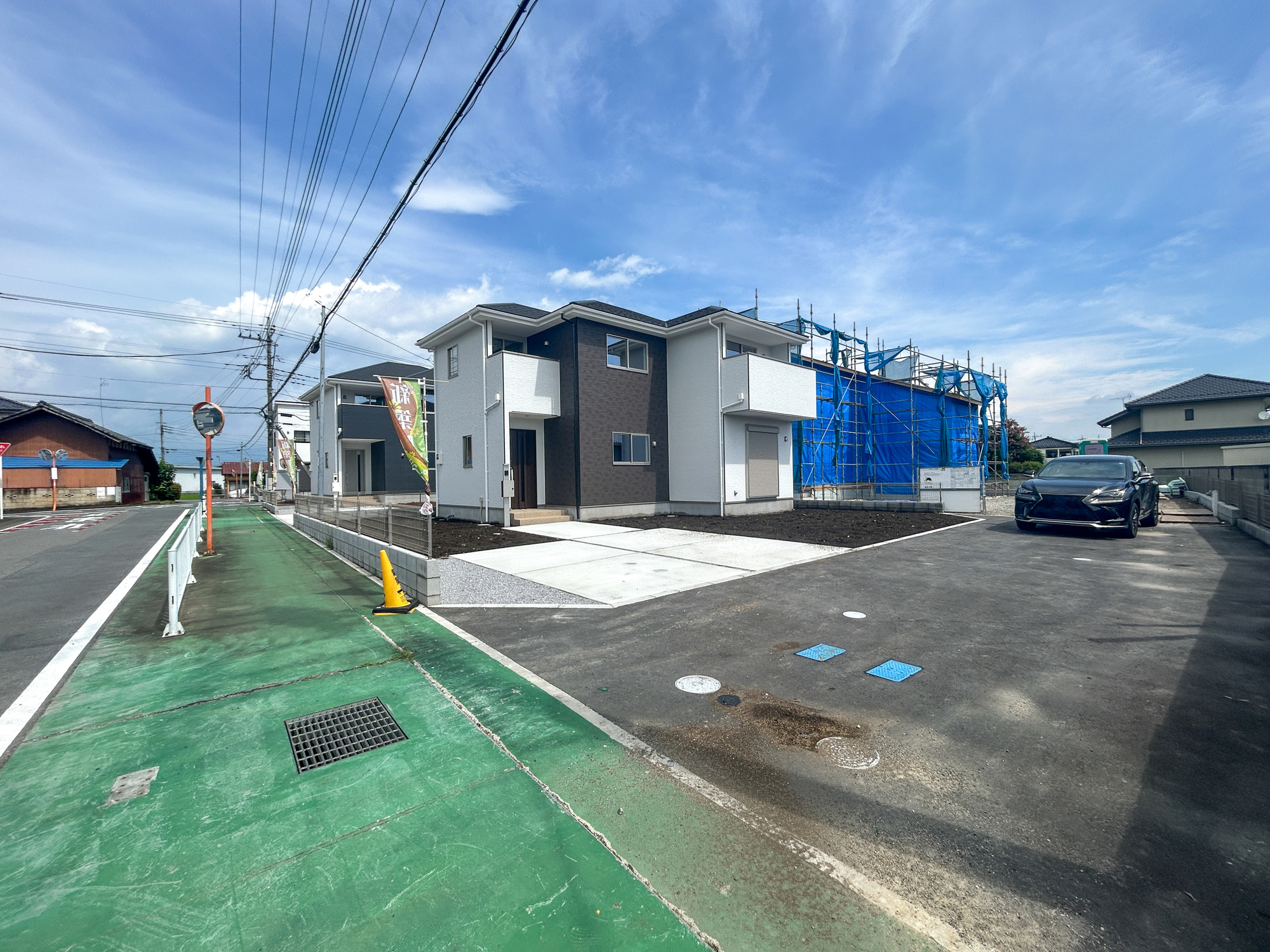 高崎市乗附町1期　新築住宅全3棟の前面道路含む現地写真|閑静な住宅地で子育て家族にピッタリ。毎日のお散歩も快適な緑に恵まれたエリアで、自然に包まれた穏やかな暮らしを実現するための、ゆとりある住環境が整っています。

