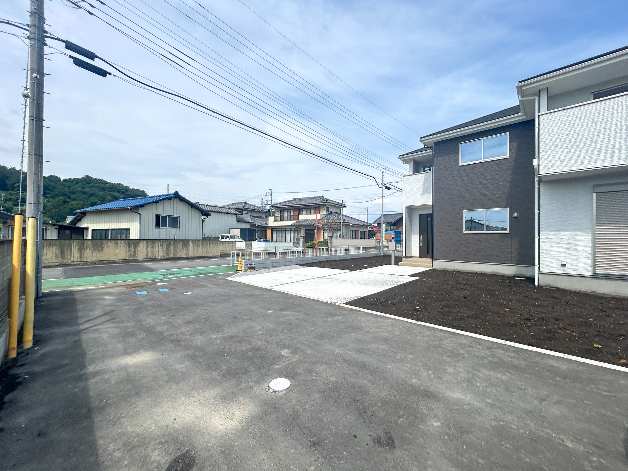 高崎市乗附町1期　新築住宅全3棟の前面道路含む現地写真|低層の一戸建てを中心とした街並みが整然と続き、周辺は高い建物が建っていないので、採光や開放性に恵まれ、空が広く緑の多い閑静な趣を感じる環境です。

