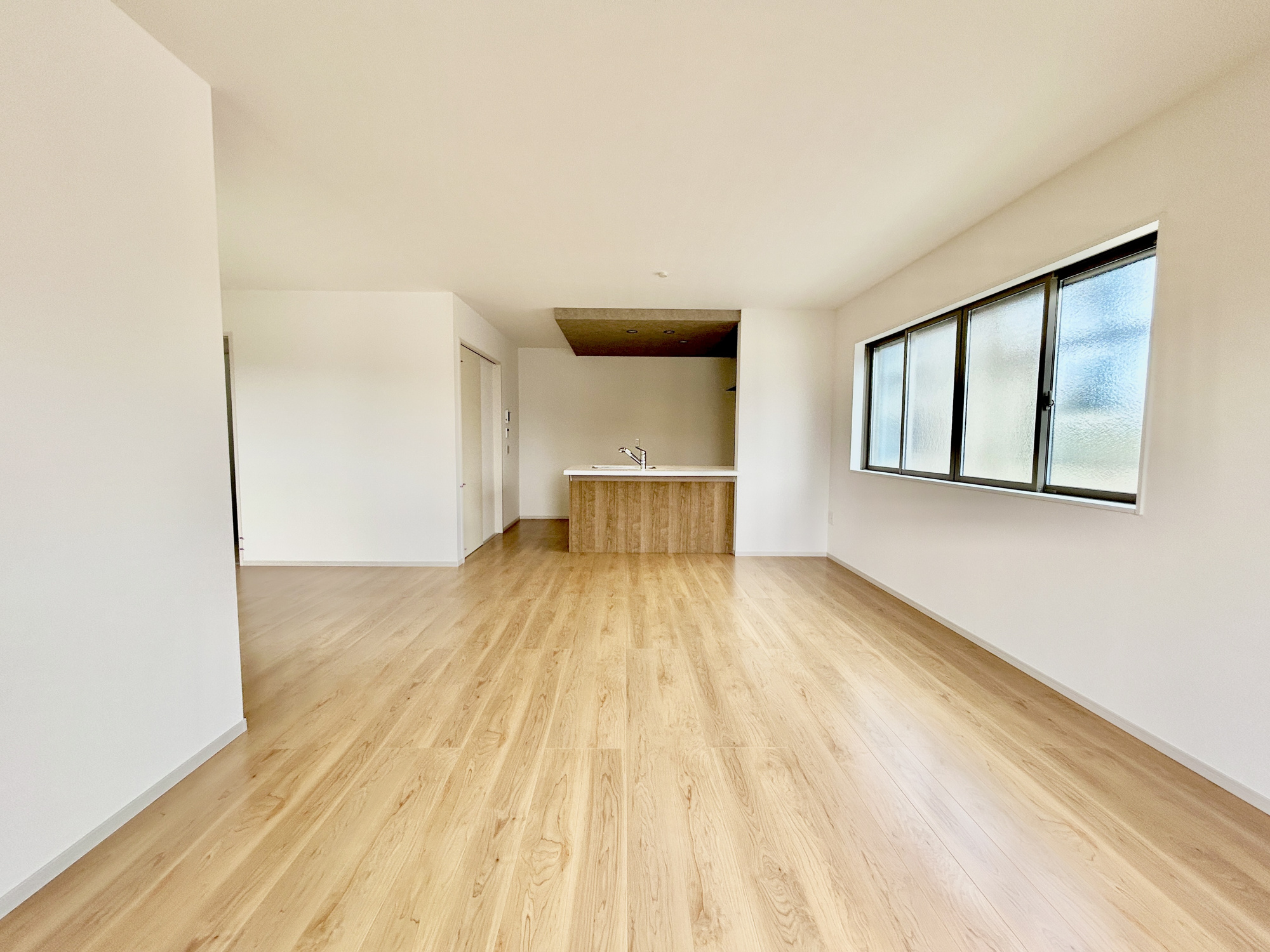 高崎市乗附町1期　新築住宅全3棟の居間・リビング|室内にいても、たっぷりの陽光と爽やかな風を感じて頂ける、開放感あふれるリビングです。
ご家族と穏やかに過ごす、心地の良い時間が流れます。