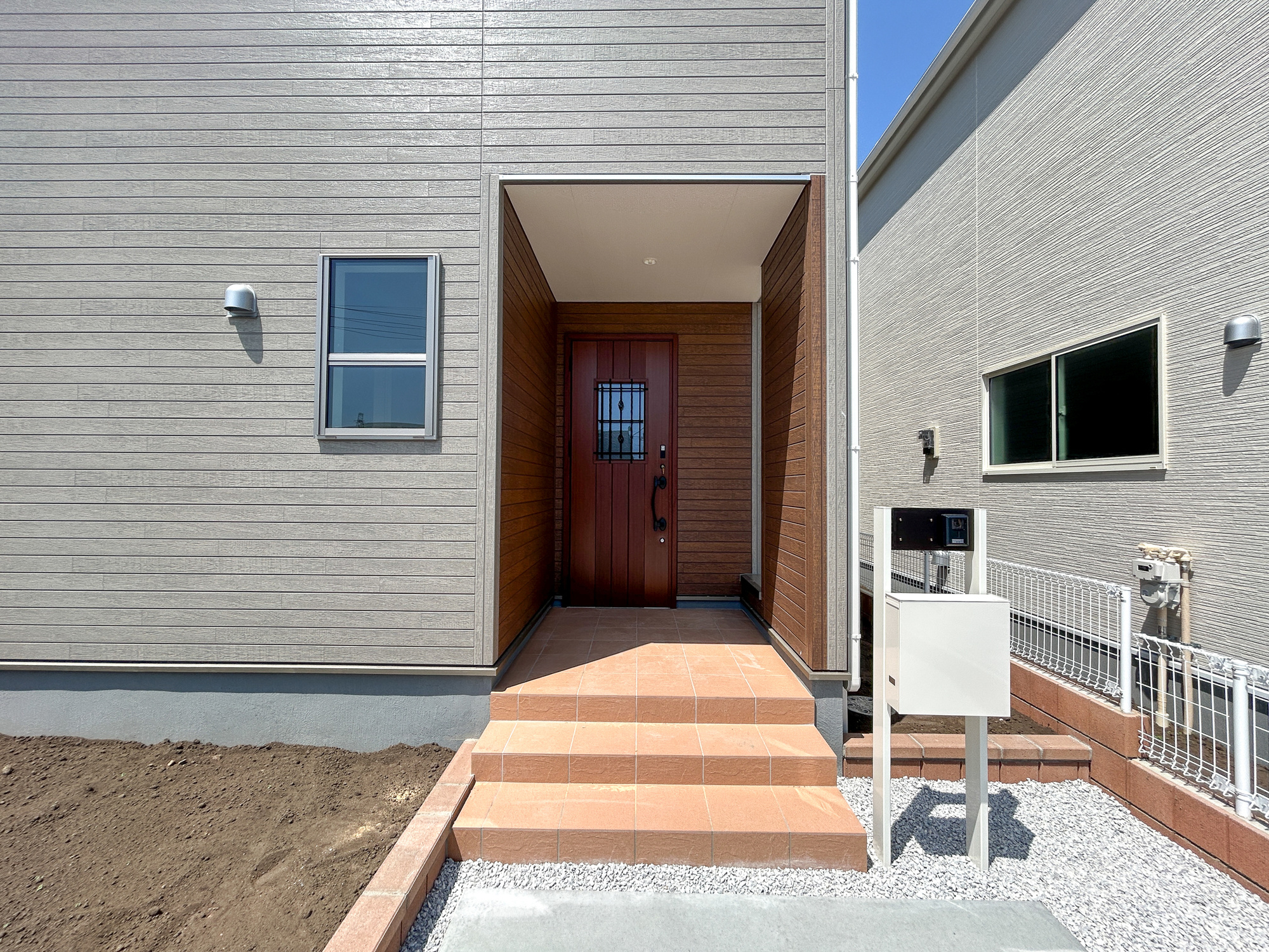 高崎市新町第8　新築住宅全9棟の玄関|明るく優しいイメージの玄関アプローチ。玄関上は屋根があるので雨の心配いらず♪