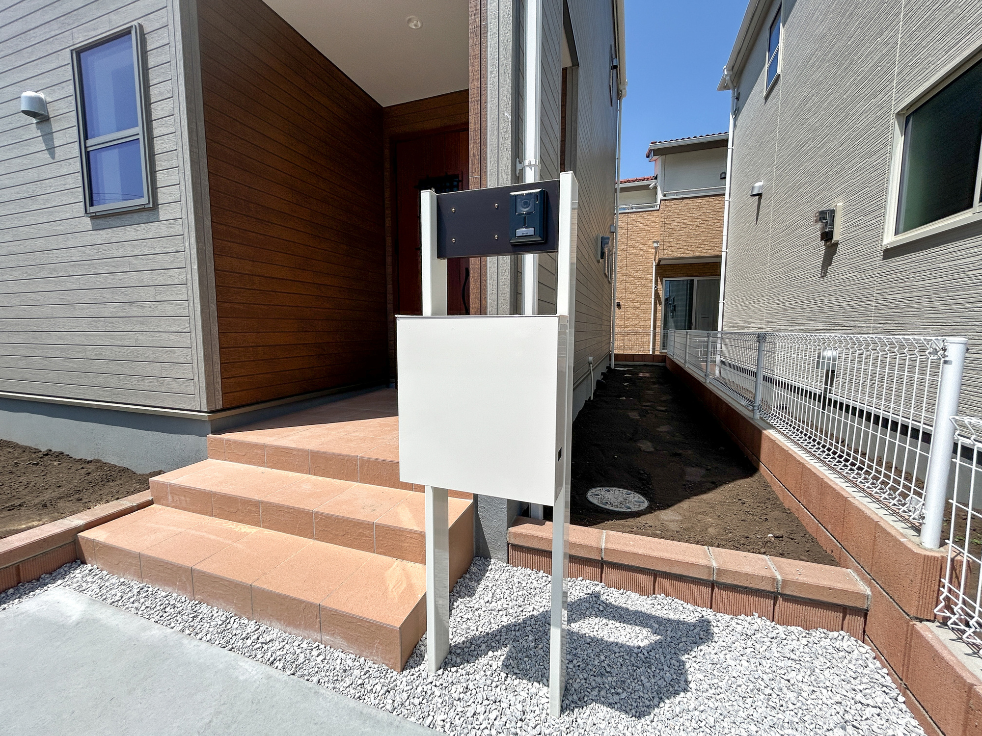 高崎市新町第8　新築住宅全9棟の設備|おしゃれな機能ポールにはポスト、インターフォン、表札設置可能です♪			
