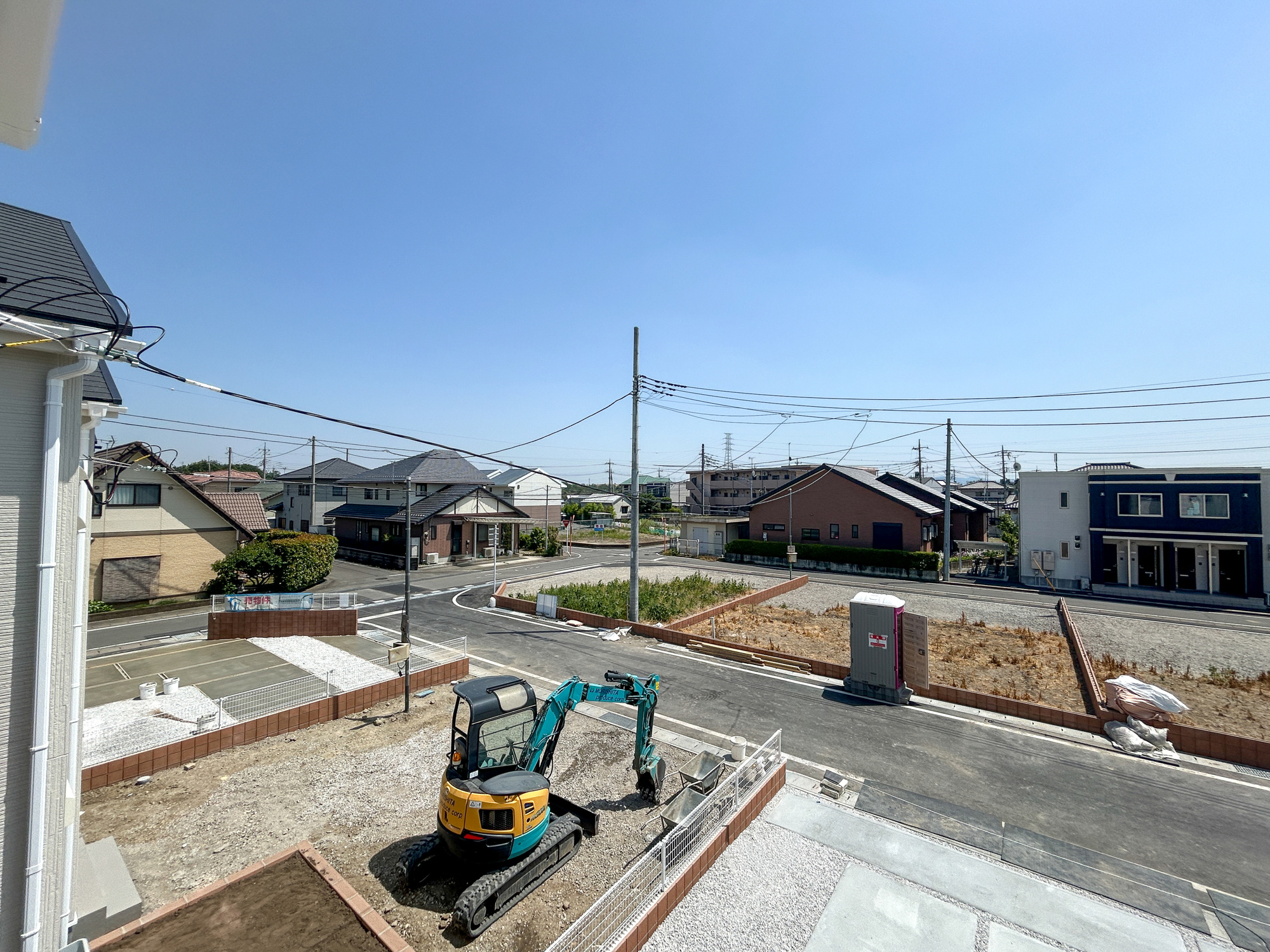高崎市新町第8　新築住宅全9棟の展望|低層の一戸建てを中心とした街並みが整然と続き、周辺は高い建物が建っていないので、採光や開放性に恵まれ、空が広く緑の多い閑静な趣を感じる環境です。