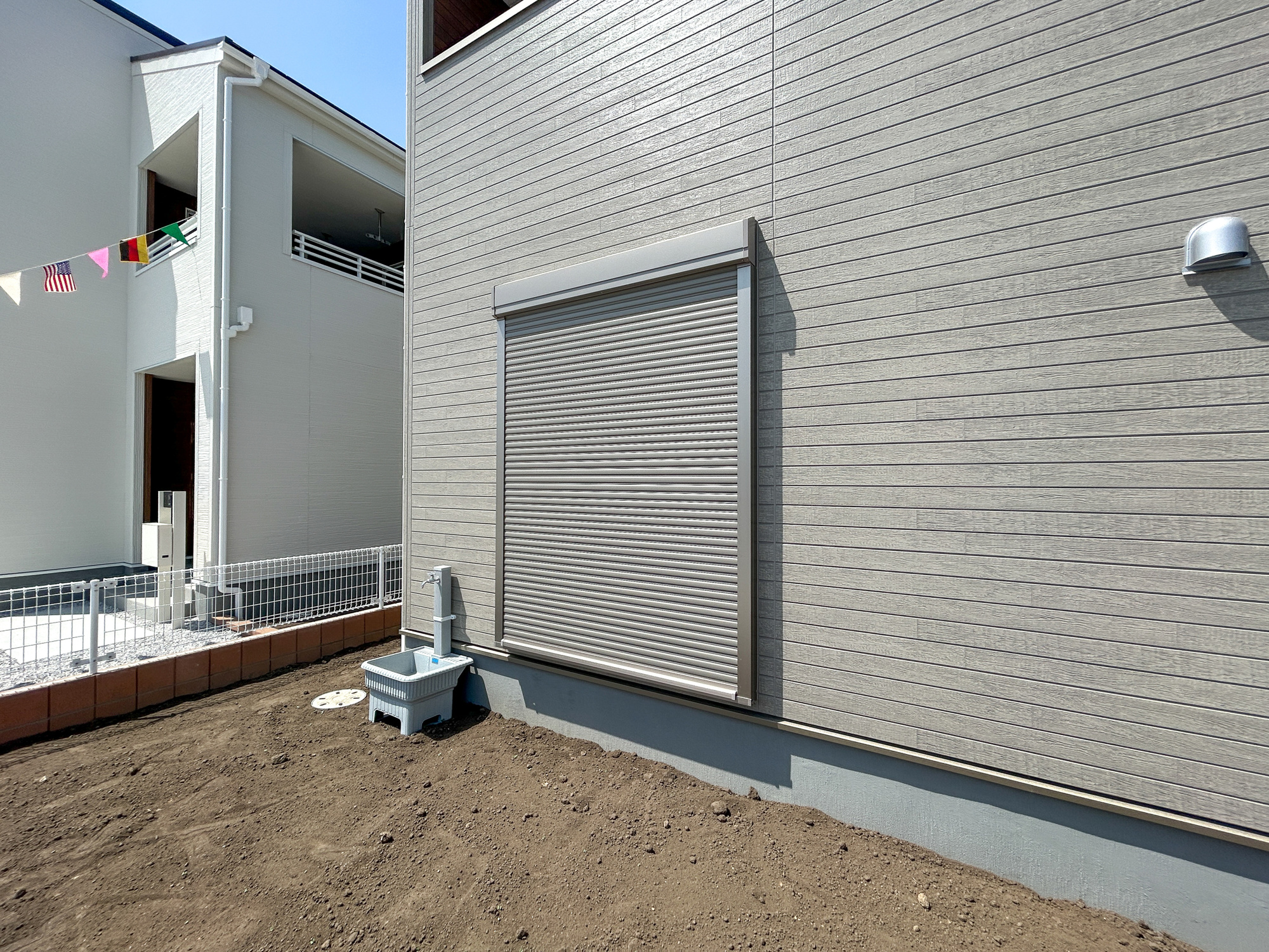 高崎市新町第8　新築住宅全9棟の防犯設備|防風、防犯、防音、断熱と様々な効果を発揮するシャッター付きです♪			