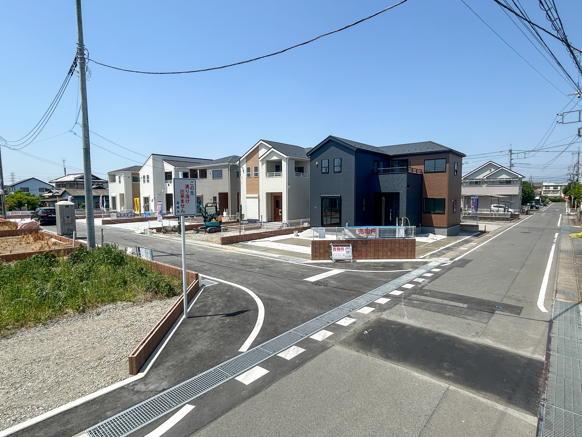 高崎市新町第8　新築住宅全9棟の前面道路含む現地写真|閑静な住宅地で子育て家族にピッタリ。毎日のお散歩も快適な緑に恵まれたエリアで、自然に包まれた穏やかな暮らしを実現するための、ゆとりある住環境が整っています。

