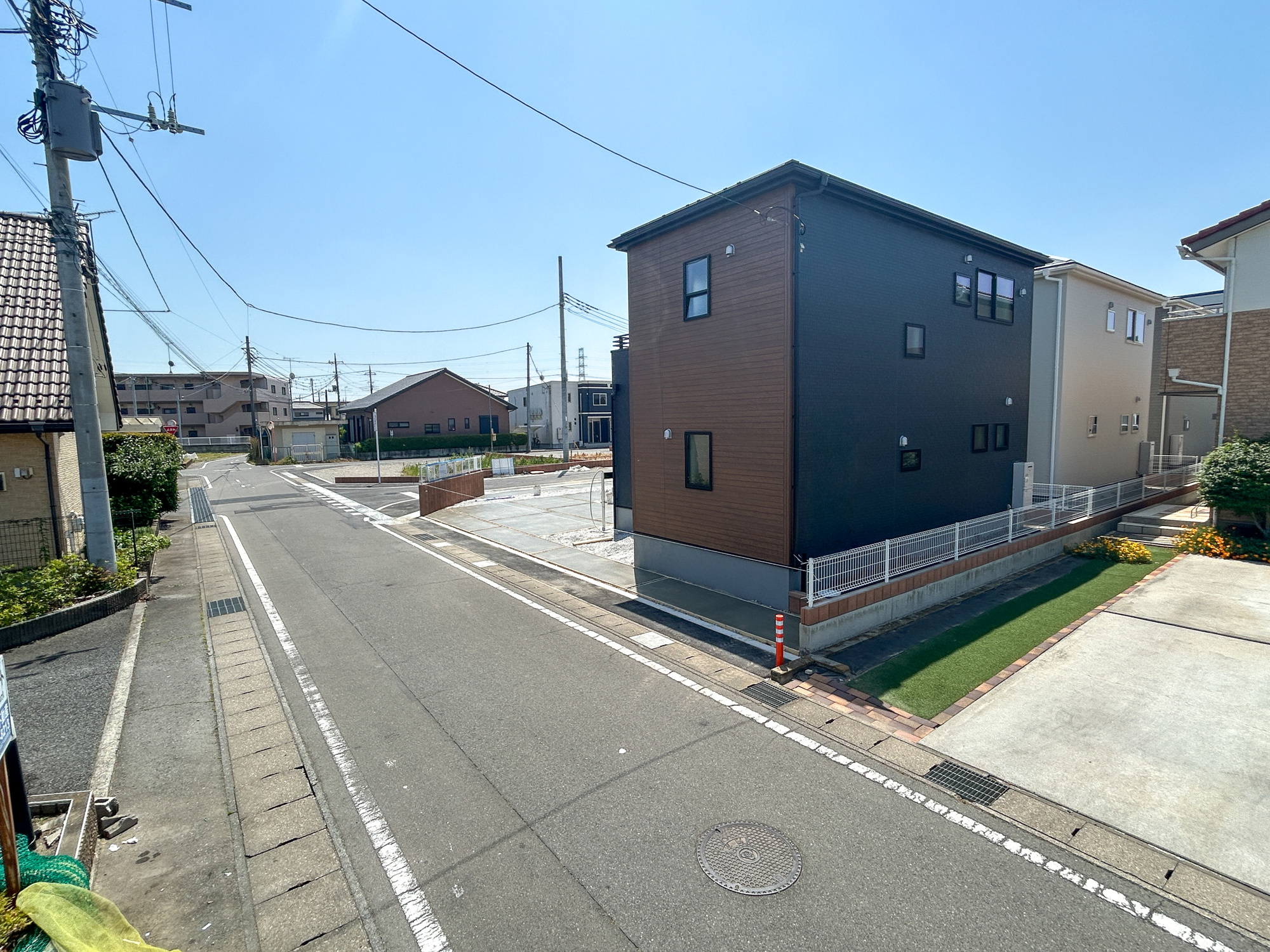 高崎市新町第8　新築住宅全9棟の前面道路含む現地写真|低層の一戸建てを中心とした街並みが整然と続き、周辺は高い建物が建っていないので、採光や開放性に恵まれ、空が広く緑の多い閑静な趣を感じる環境です。

