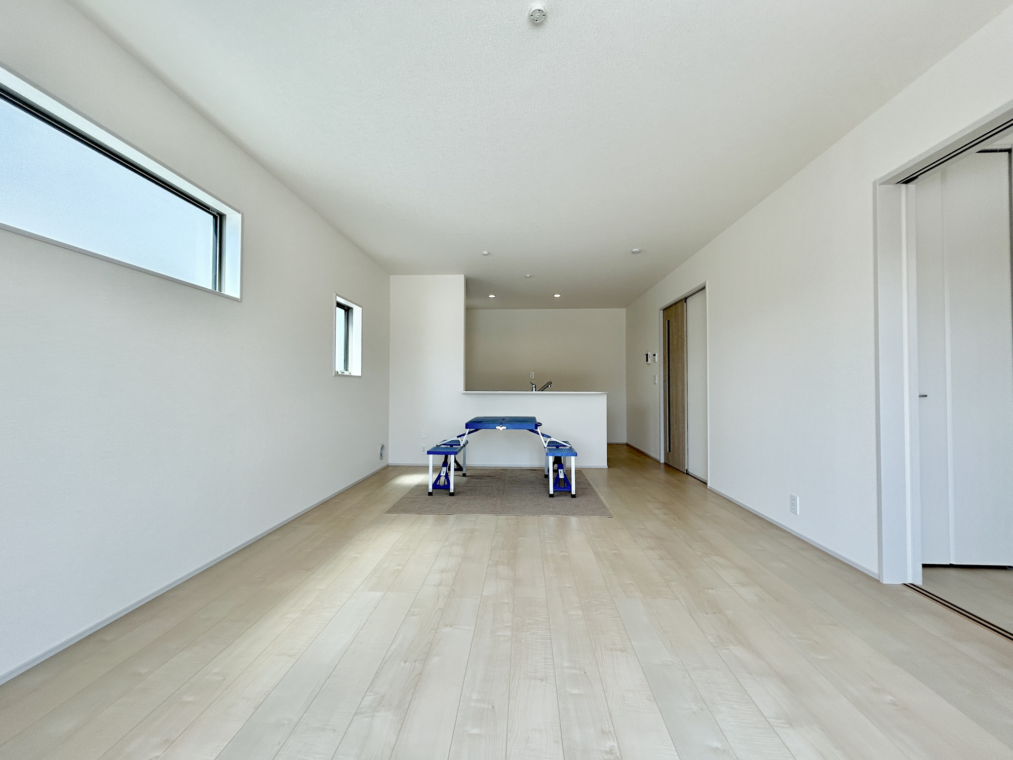 高崎市新町第8　新築住宅全9棟の居間・リビング|室内にいても、たっぷりの陽光と爽やかな風を感じて頂ける、開放感あふれるリビングです。
ご家族と穏やかに過ごす、心地の良い時間が流れます。