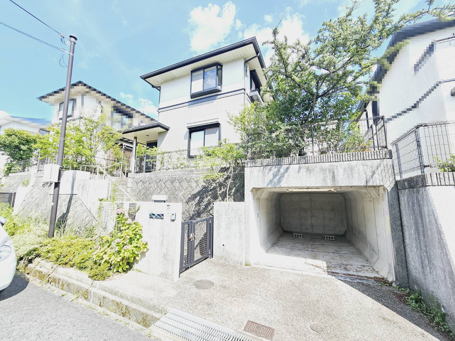 神戸市北区花山中尾台２丁目の中古一戸建の外観|■土地約61.3坪、建物約40.7坪■カースペース2台(車種・サイズによる)