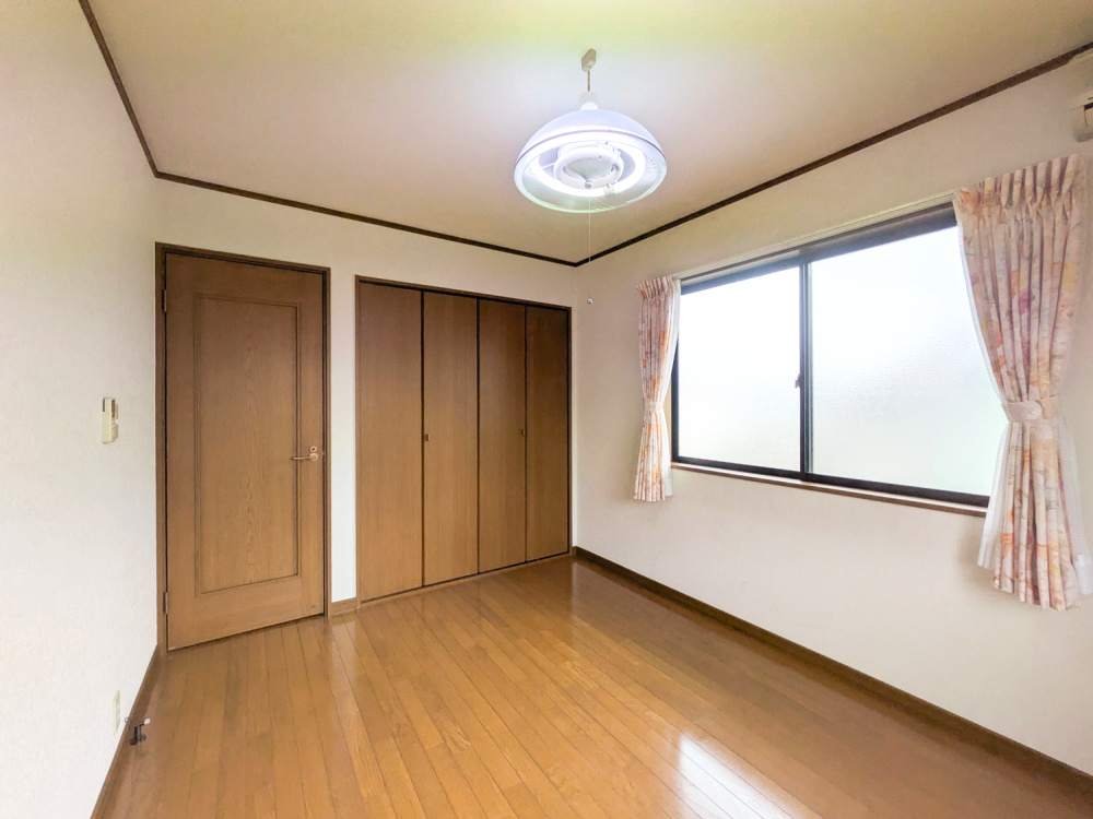 西山二丁目戸建の洋室|きれいな洋室です