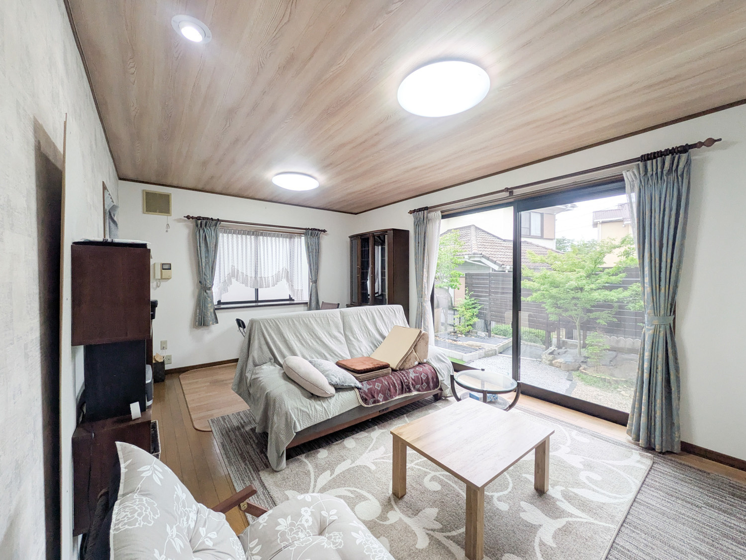 西山二丁目戸建の居間・リビング|ゆったり過ごせる居間です