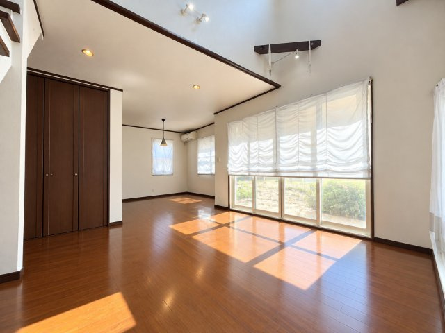 さいたま市見沼区大字中川　中古戸建の居間・リビング|大きな窓の明るいLDKです※一部CG加工されています。