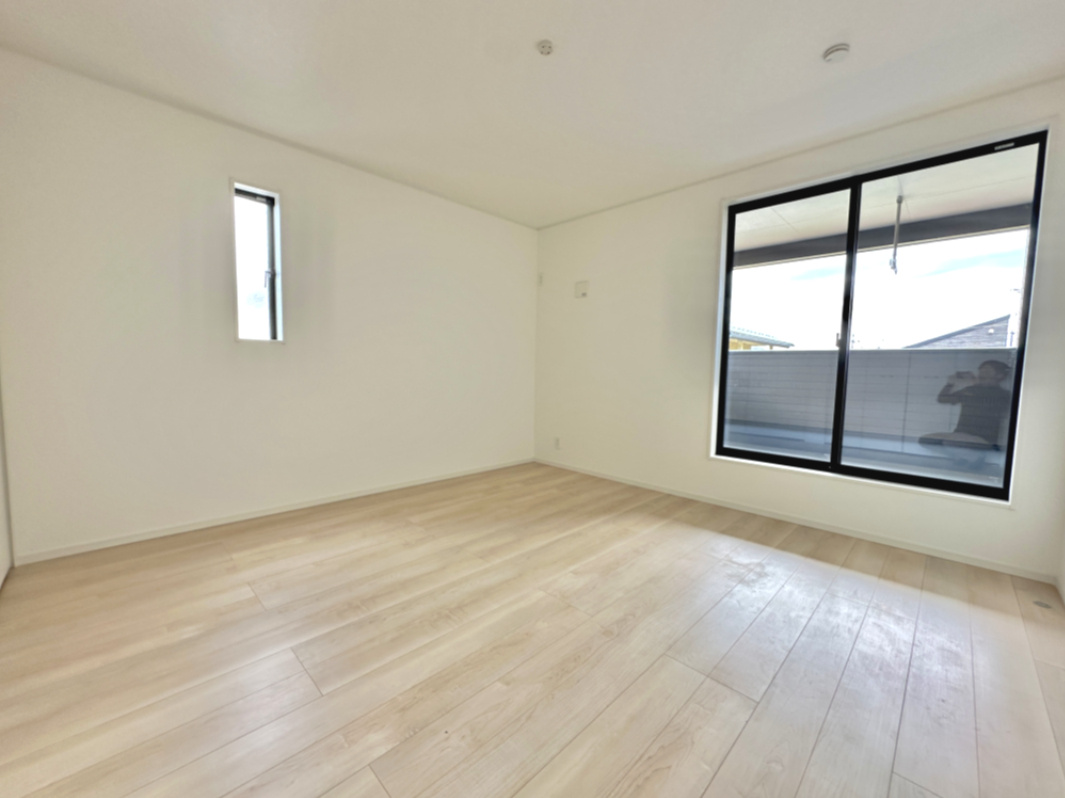 小山市西城南第７　新築住宅全２棟の寝室|【同社施工例】大きな窓からたっぷりと陽光が注がれる明るい空間。家族の成長に対応できる永住仕様の間取り。一日の疲れをいやしてくれる主寝室。時を忘れて過ごす場所として過ごせるお部屋。
