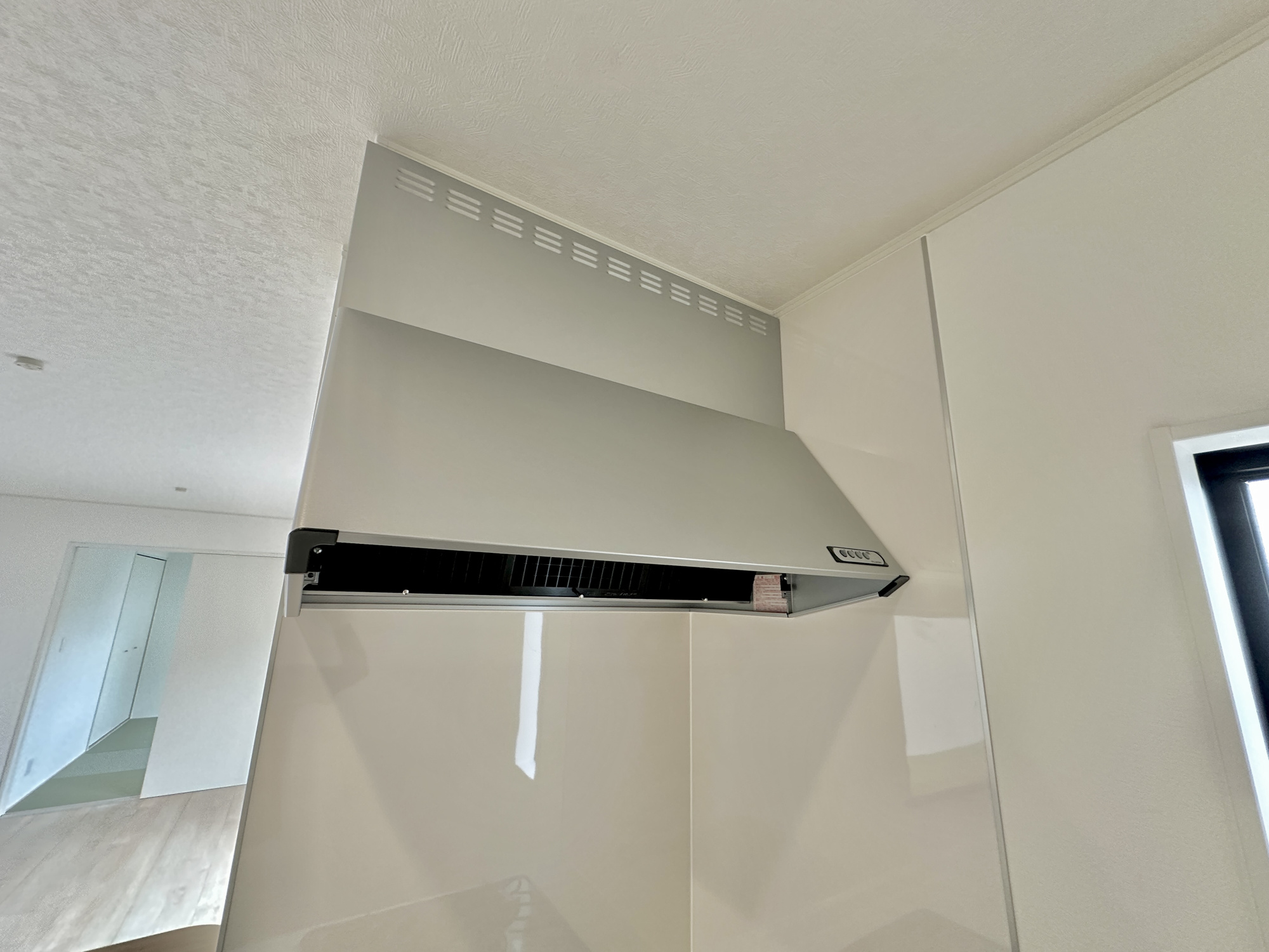 小山市西城南第７　新築住宅全２棟の設備|【同社施工例】キッチンの見た目もスッキリし、稼働している時も音が静かなレンジフード。