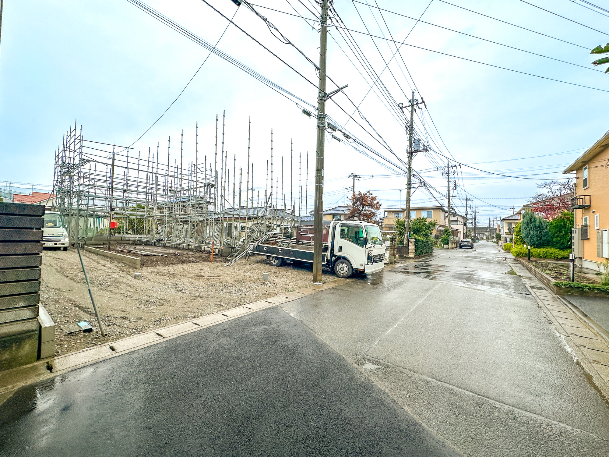 小山市西城南第７　新築住宅全２棟の前面道路含む現地写真|閑静な住宅地で子育て家族にピッタリ。毎日のお散歩も快適な緑に恵まれたエリアで、自然に包まれた穏やかな暮らしを実現するための、ゆとりある住環境が整っています。

