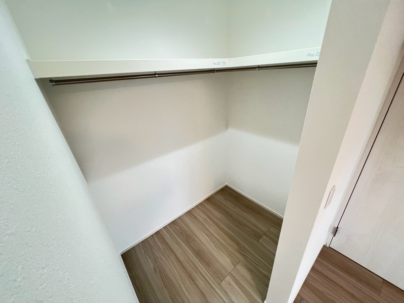 【坂戸市鎌倉町1号棟 主寝室WIC】整理しやすいWICです。ご主人様用・奥様用と分けて収納するのもいいですね。