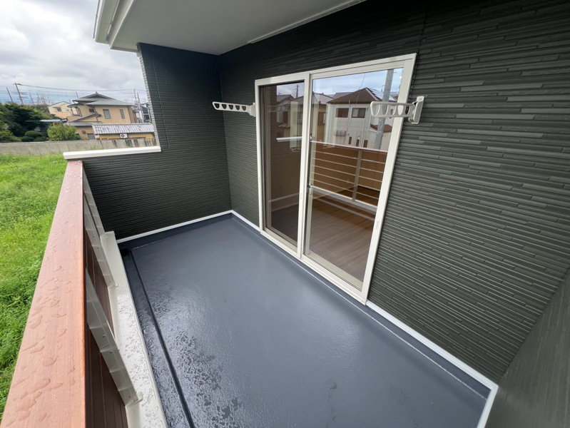 【坂戸市鎌倉町1号棟 バルコニー】広々としたバルコニーでは、ご家族のお布団をまとめて干すことができます！