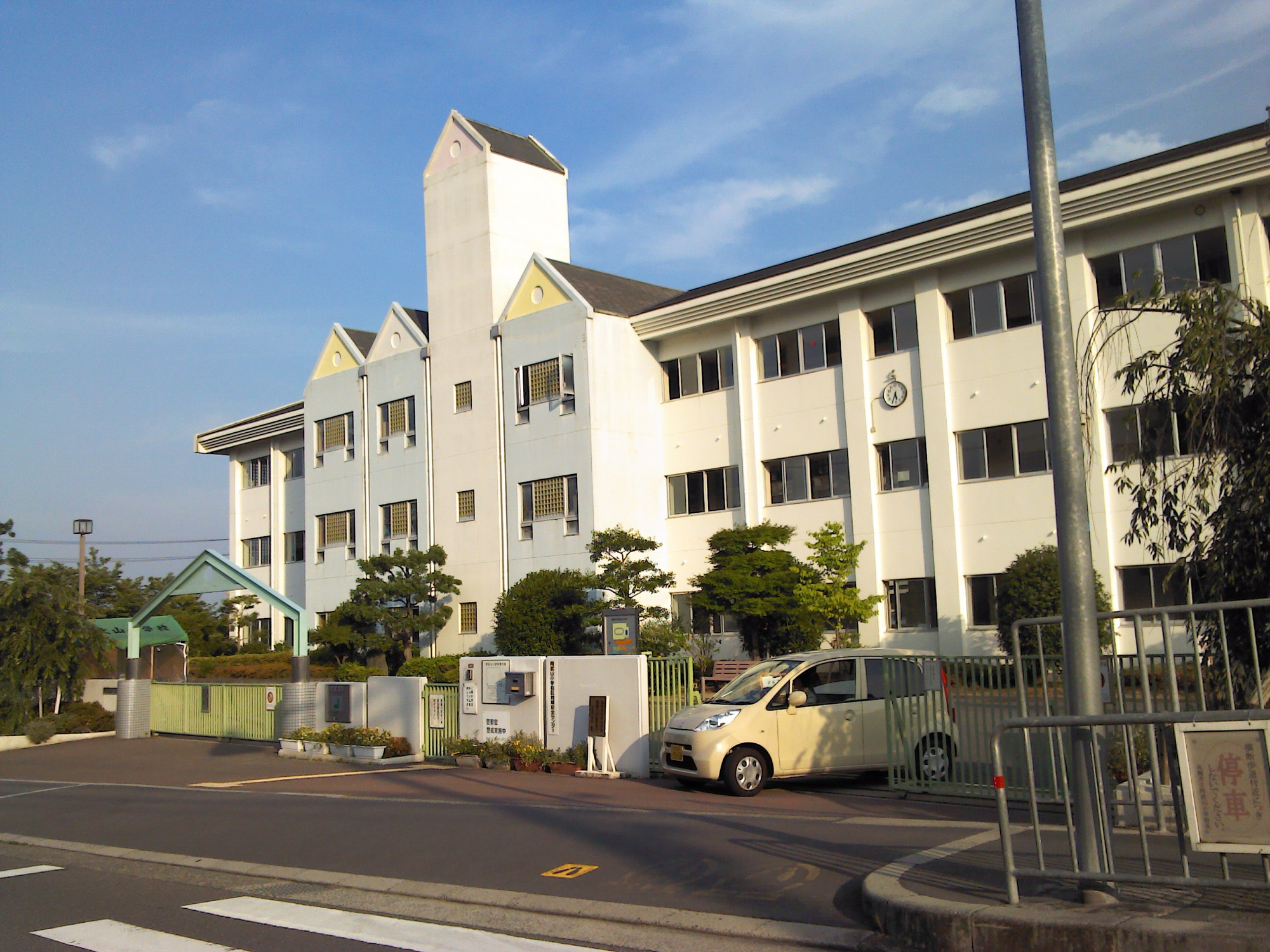 高槻阿武山二番街201号棟の周辺|高槻市立阿武山小学校（徒歩約11分）