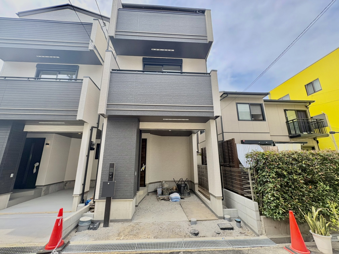 魚崎南町6丁目新築戸建B号棟の外観|1階部分にカースペースが組み込まれています。雨や直射日光から大切な車を守るだけでなく、雨の日の乗り降りや荷物の出し入れも濡れずにスムーズに行えます。