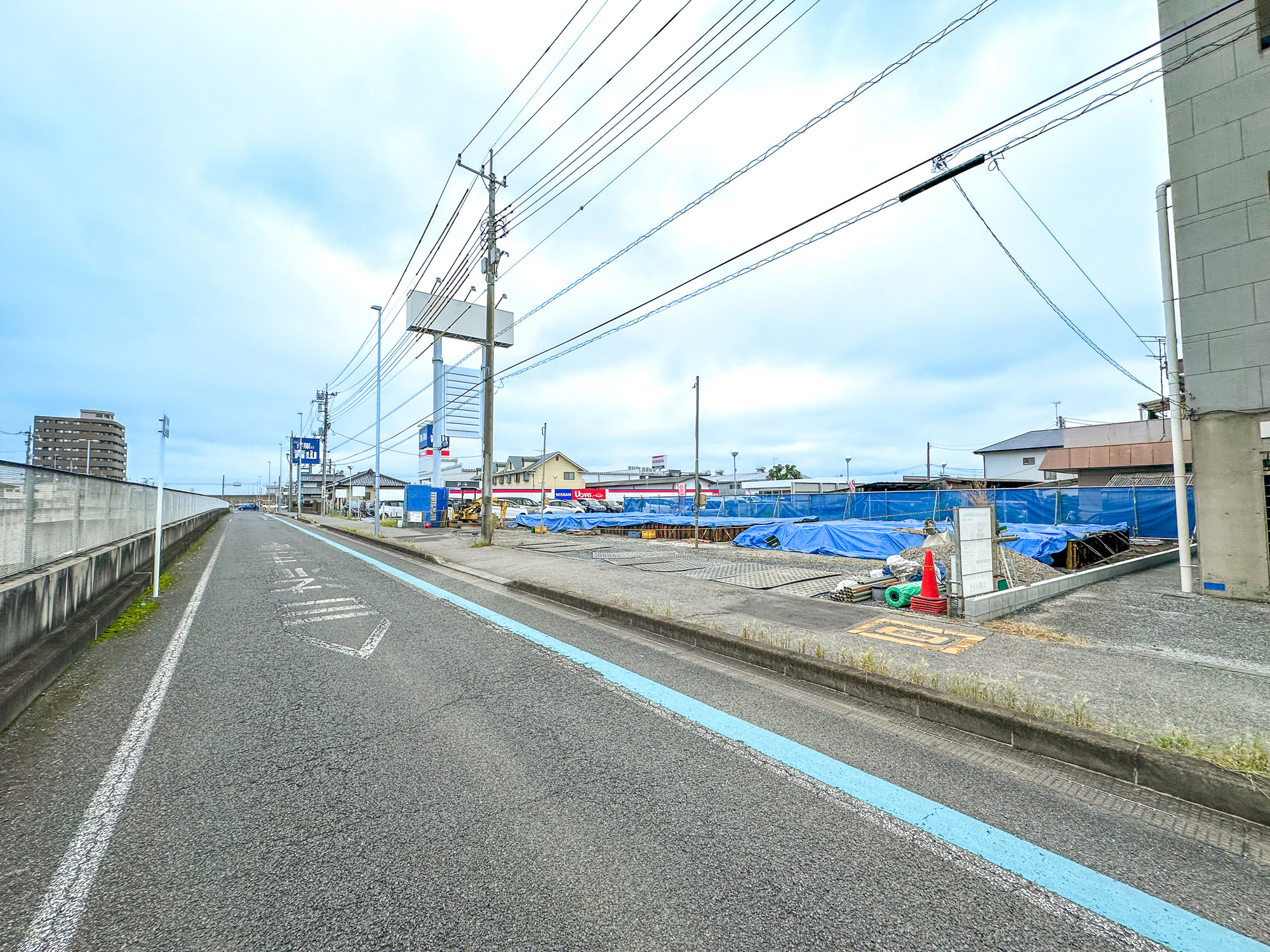 宇都宮市西原町600番　新築住宅全３棟の前面道路含む現地写真|低層の一戸建てを中心とした街並みが整然と続き、周辺は高い建物が建っていないので、採光や開放性に恵まれ、空が広く緑の多い閑静な趣を感じる環境です。

