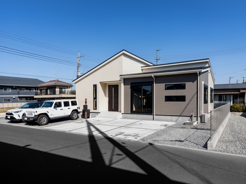 【千代田町舞木全3区画　1号棟　外観完成イメージ】　
人気の平屋でホワイトを主に使用し南側と東側の一部分に深いグレー色を貼り分けした外観です。※現地写真に完成イメージ画像を合成したものです
