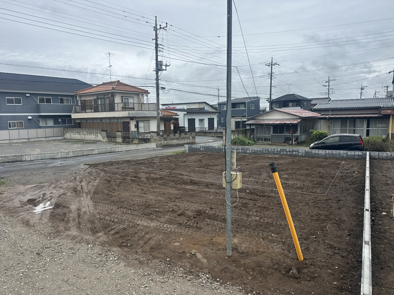 【千代田町舞木全3区画　1号棟　現地写真】
西側公道接道です。お車の出入りは南側の協定道路から行えます。敷地69坪あります。