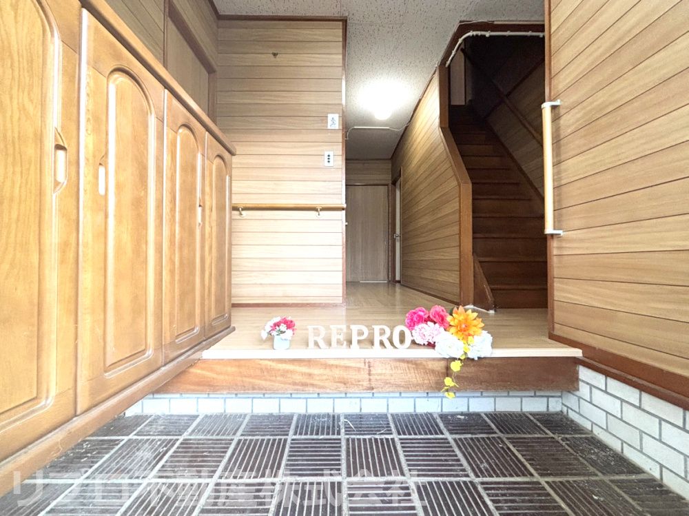 野田市柳沢戸建の玄関|玄関にはシューズ棚と手すりが備わっており、整理整頓しやすく、安心して出入りできます！