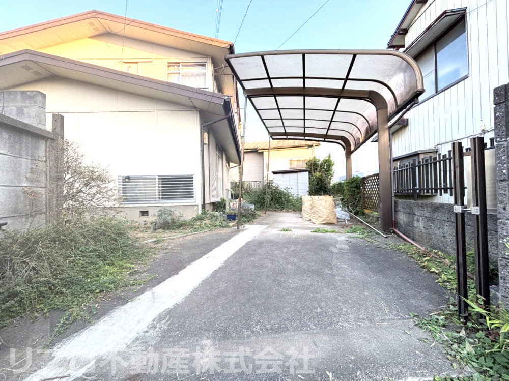 野田市柳沢戸建の駐車場|カーポート付き駐車場で、雨や日差しから愛車を守り、快適に駐車できます！