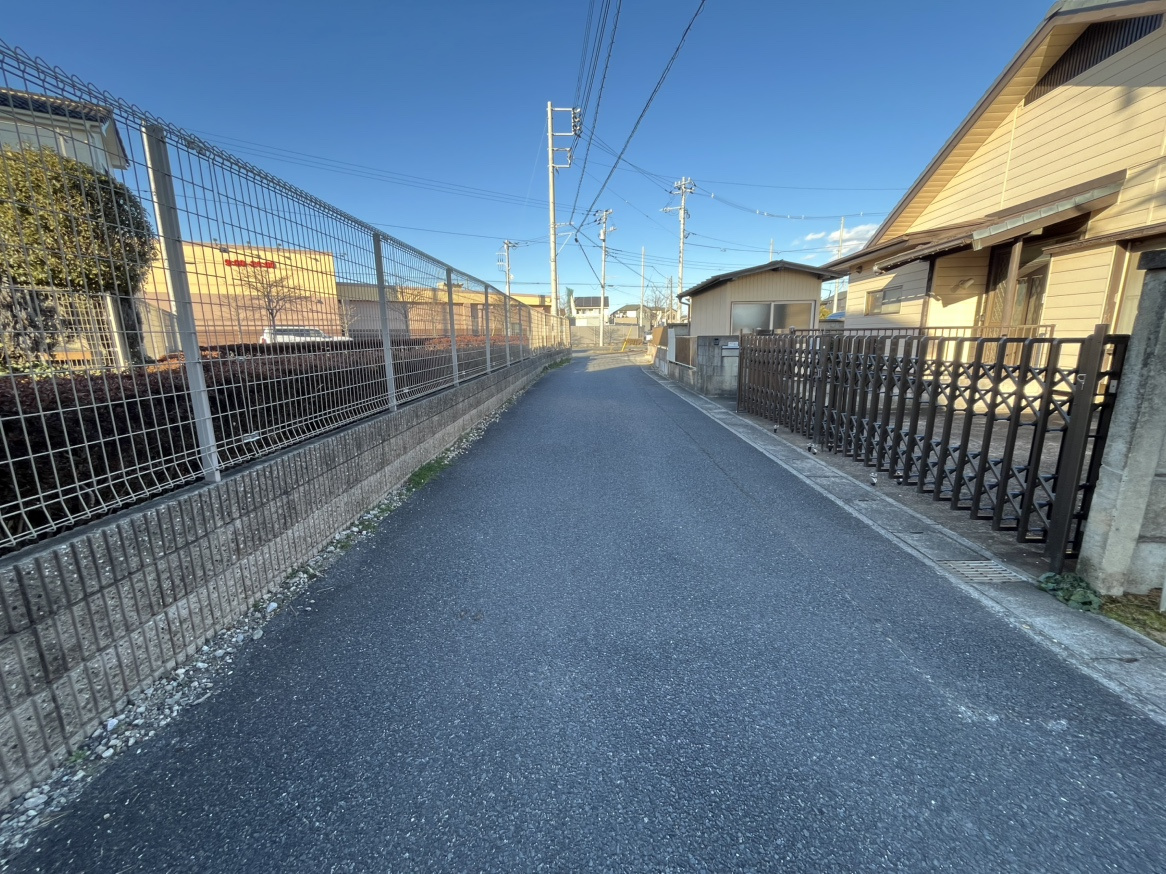 野田市柳沢戸建の前面道路含む現地写真|北西側私道４．０ｍの車通りが少ないので、小さなお子様がいるご家族も安心です！