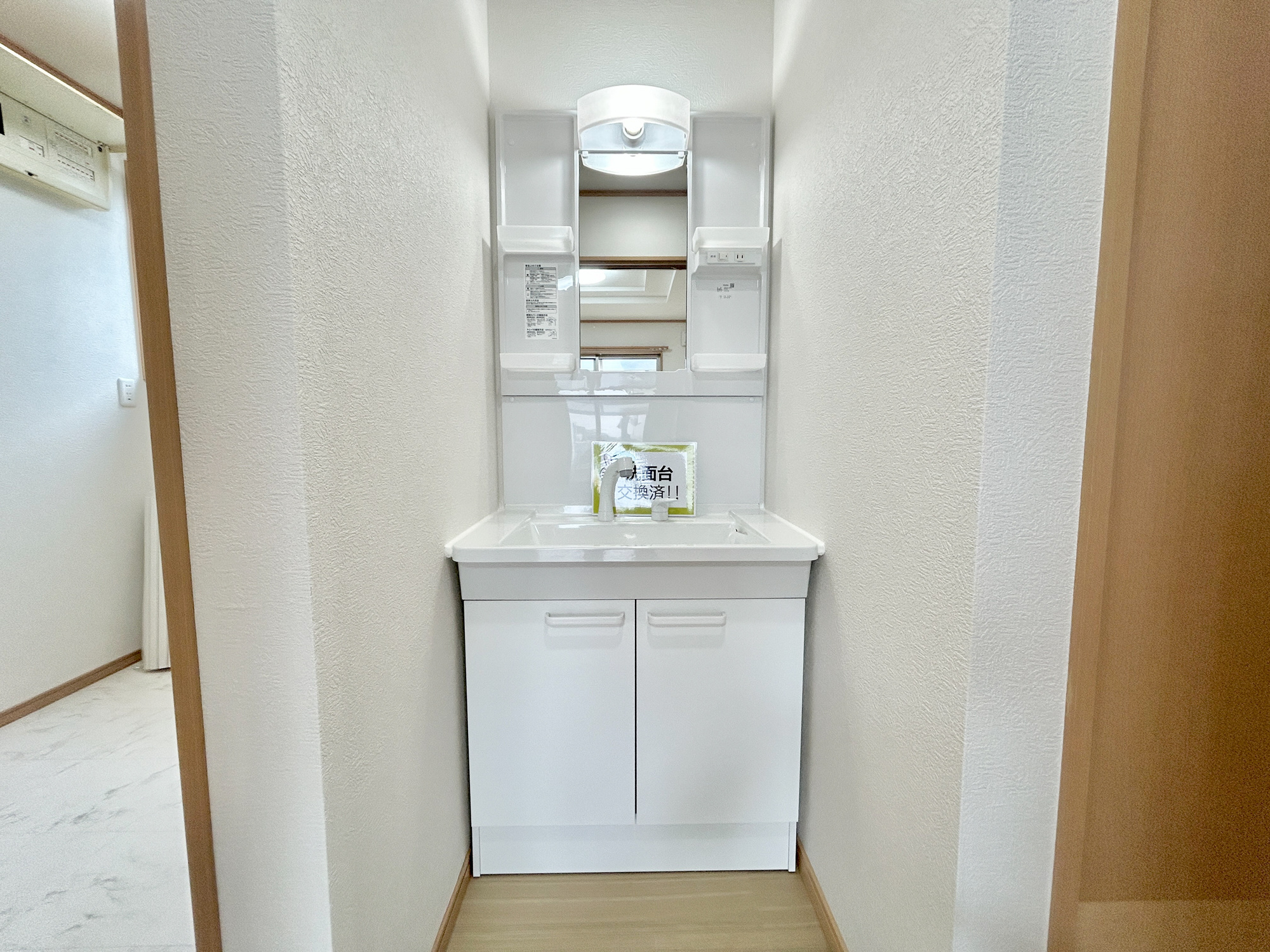 伊勢崎市長沼町　中古住宅の独立洗面台|シャワー付水栓で洗面台でのシャンプーや毎日の掃除に大変便利ですね♪