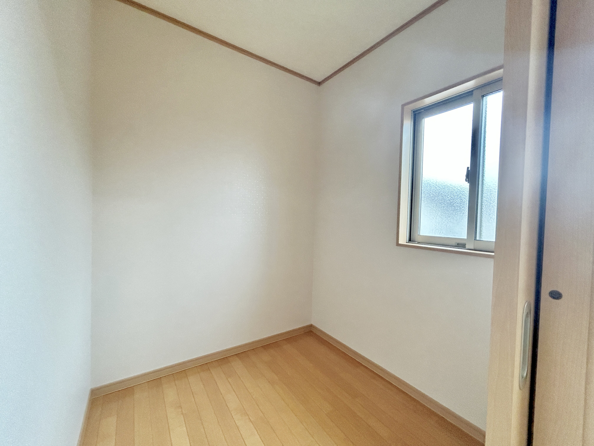 伊勢崎市長沼町　中古住宅の収納|洋服はもちろん、お子様との思い出もたっぷりしまえる納戸。お子様の成長と共に増えていく荷物も楽々しまえる収納力！