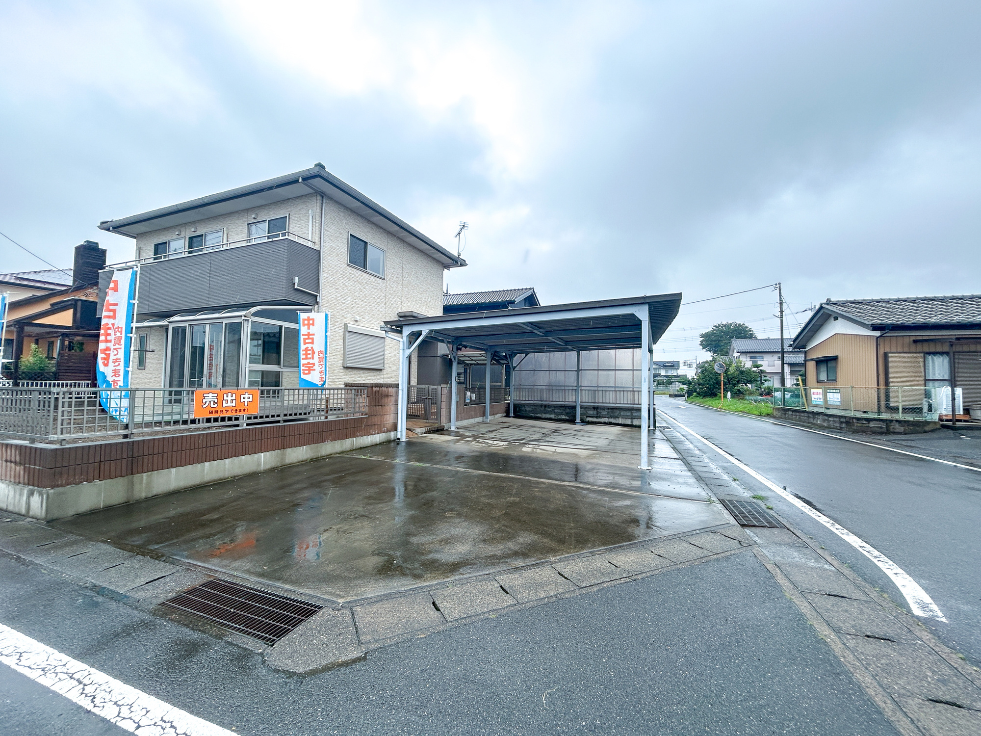 伊勢崎市長沼町　中古住宅の駐車場|駐車場はガレージ付きで、車の劣化も安心♪