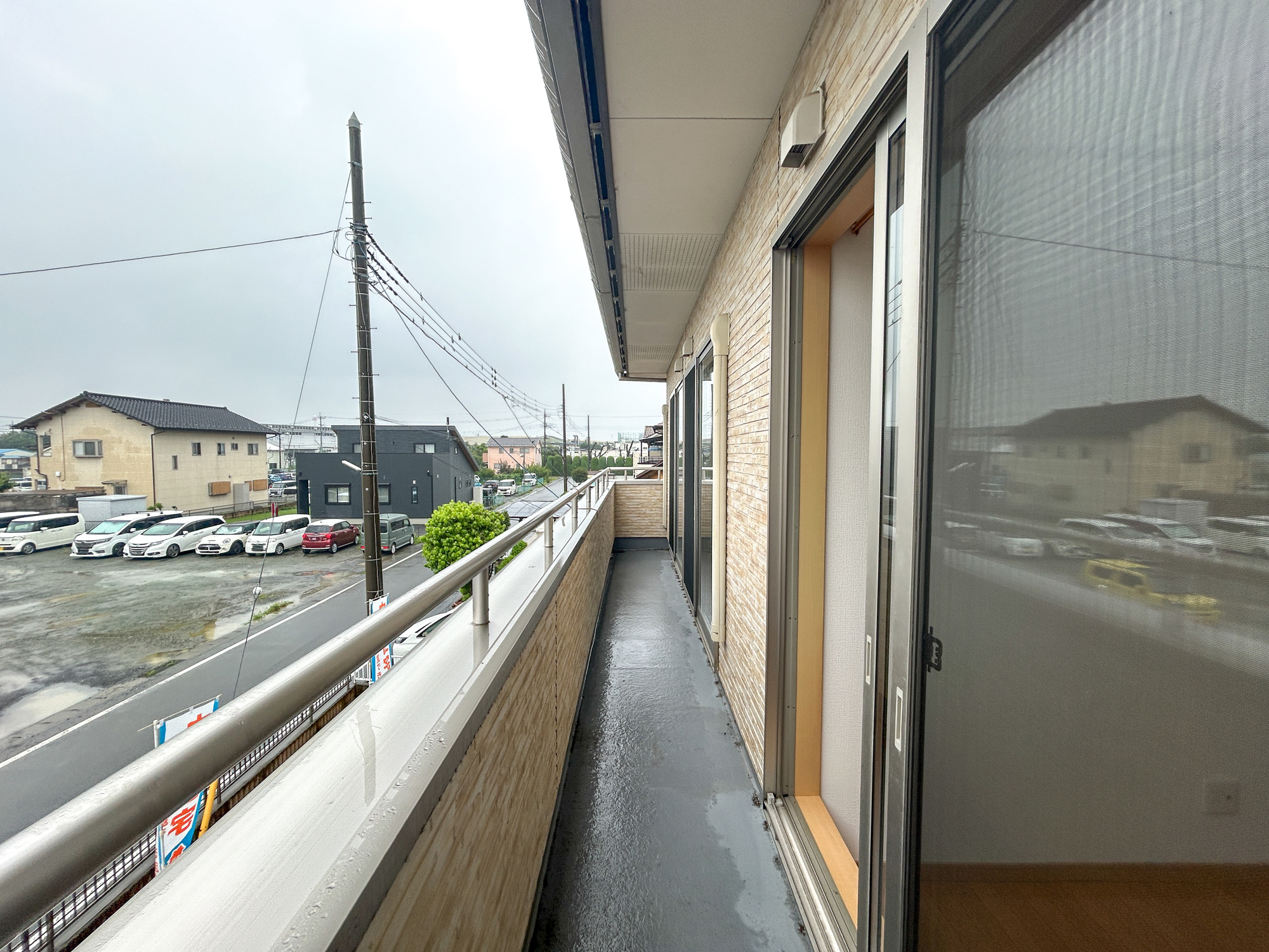 伊勢崎市長沼町　中古住宅のバルコニー|開放的なバルコニーは見晴らしもよく、太陽の温かな温もりをめいっぱい受け止めてくれます。太陽の光と爽やかな風を受けたお洗濯物はあっという間に乾き、取りこむ時には太陽の匂いを感じられそうですね。