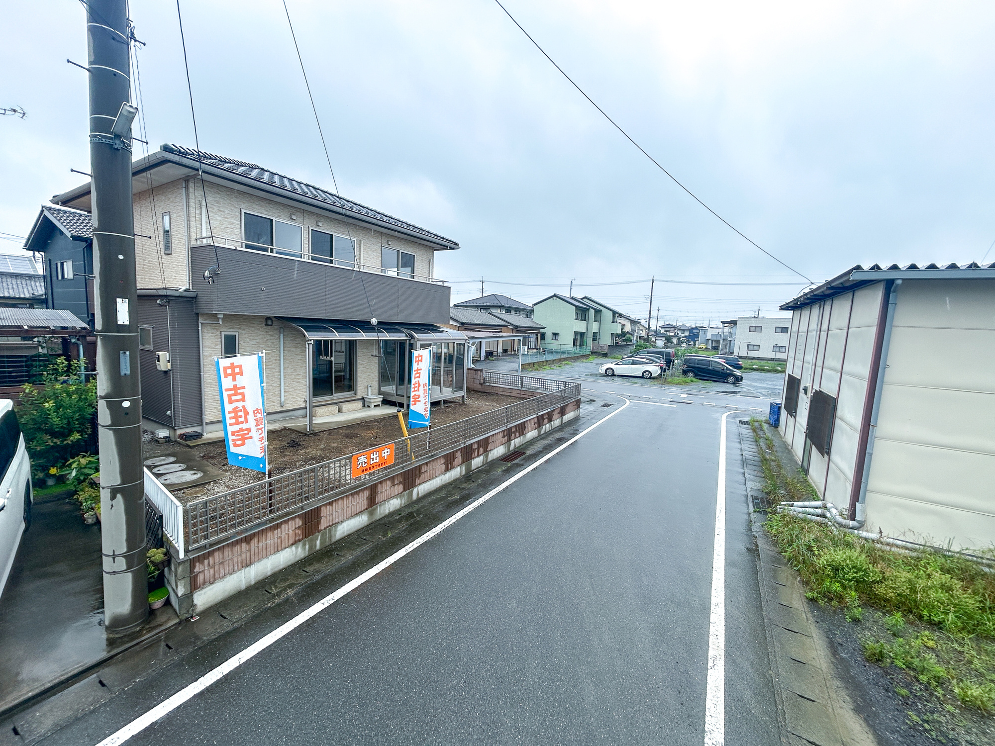 伊勢崎市長沼町　中古住宅の前面道路含む現地写真|低層の一戸建てを中心とした街並みが整然と続き、周辺は高い建物が建っていないので、採光や開放性に恵まれ、空が広く緑の多い閑静な趣を感じる環境です。

