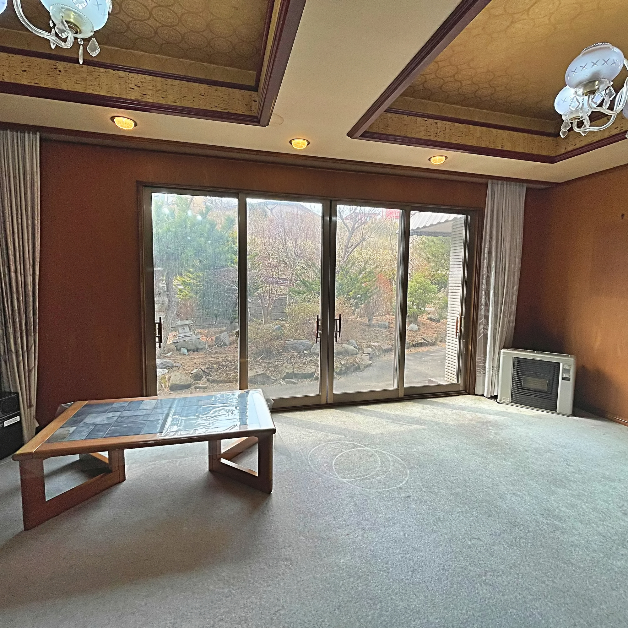 室蘭市絵鞆町2丁目15-25　中古住宅の居間・リビング