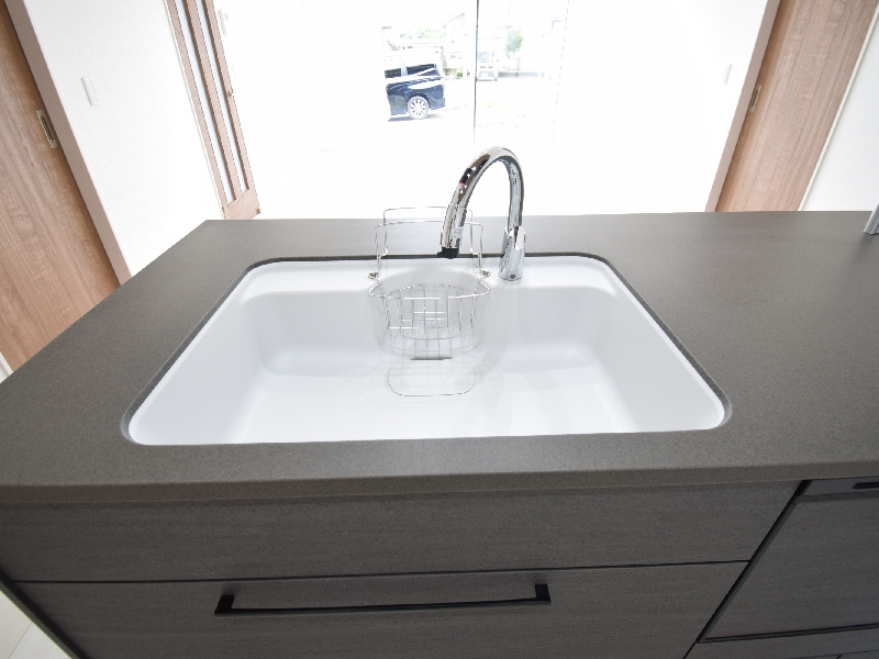 【６号棟：タッチレス水栓】手をかざすだけで操作できるタッチレス水栓。水栓に触れずに使えるため、衛生的で快適です