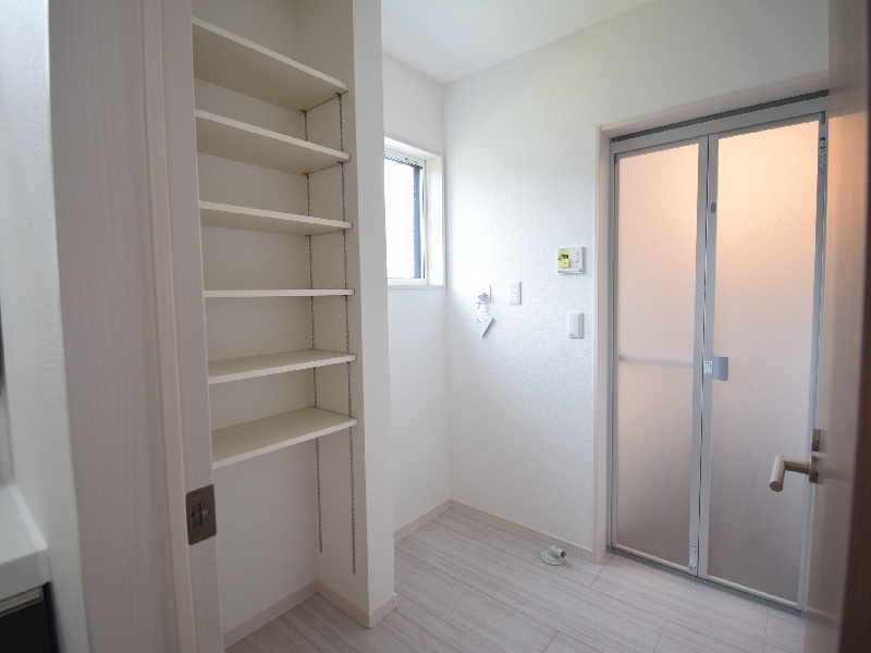 【６号棟：脱衣室】ゆとりを持たせた脱衣室で、着替えや入浴後の身支度もスムーズ。タオルや着替えの置き場所を確保しやすく、毎日の入浴時間を心地よく整えます