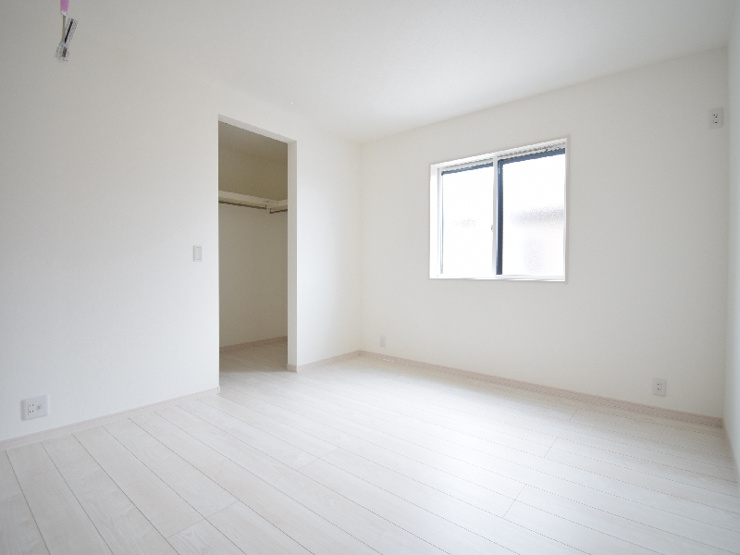 【６号棟：主寝室】7帖の広さがある主寝室は、ベッドや家具を配置しても圧迫感が出にくいのが魅力。朝の身支度から就寝までゆったり使える広さです