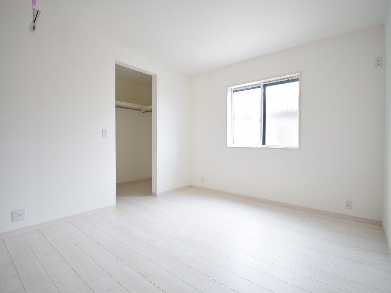 【６号棟：主寝室】7帖の広さがある主寝室は、ベッドや家具を配置しても圧迫感が出にくいのが魅力。朝の身支度から就寝までゆったり使える広さです