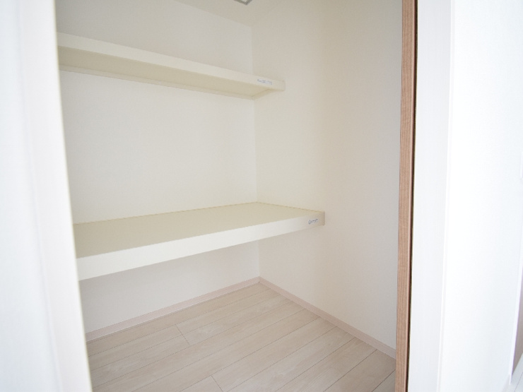 【６号棟：納戸】収納として使うのはもちろん、在宅ワークのデスクを置いたり、趣味の道具を広げたり。家族の暮らしに合わせて、使い道を考えるのも楽しい納戸です