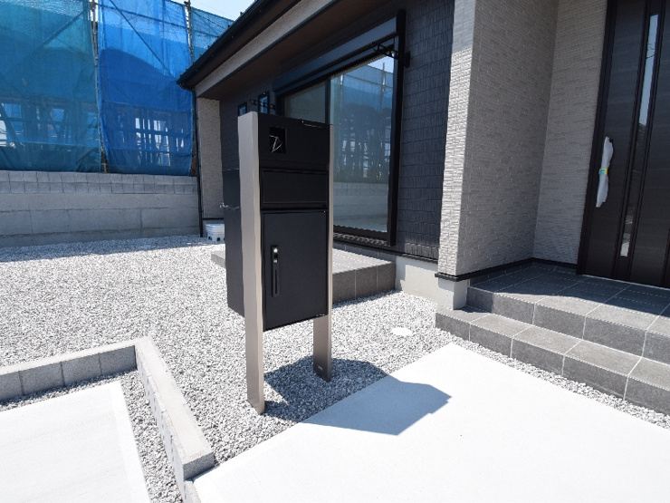 【６号棟：宅配BOX】不在時の荷物も受け取れる宅配ボックスを設置。帰宅時間を気にせず注文でき、再配達の手間も減らせます