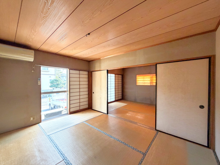 【邑楽郡千代田町福島　中古物件　和室】
中央の6帖の和室には南側に掃き出し窓があります。