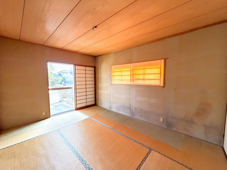 【邑楽郡千代田町福島　中古物件　和室】
南西角の6帖の和室には南側に掃き出し窓、西側にも腰窓があります。