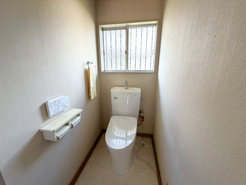 【邑楽郡千代田町福島　中古物件　トイレ】
窓があり明るいトイレです。便器本体は2016年(平成28年)に入替、R6年にウォシュレットにしました。