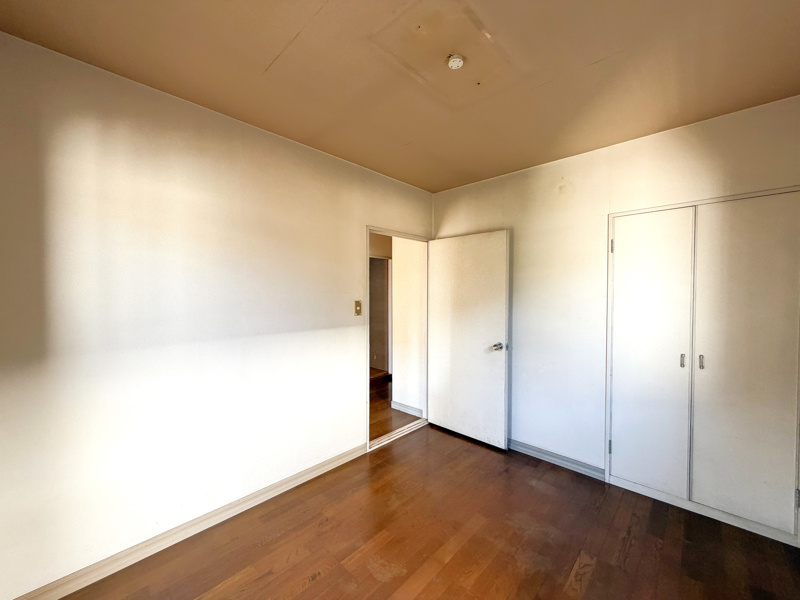 【邑楽郡千代田町福島　中古物件　洋室】
南東角の洋室です。玄関ホール(廊下)へ繋がっています。