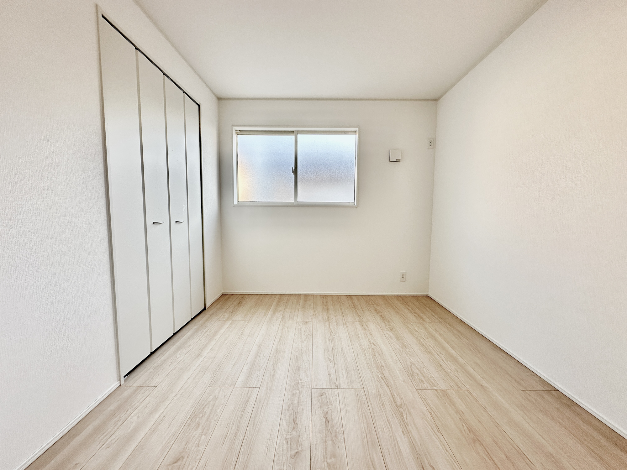 宇都宮市簗瀬３丁目の新築一戸建のトイレ|【同社施工例】節水性能の高いトイレはもちろんウォシュレット付き♪便器のフチがないタイプなので、お掃除もサッとひと拭きでOK！