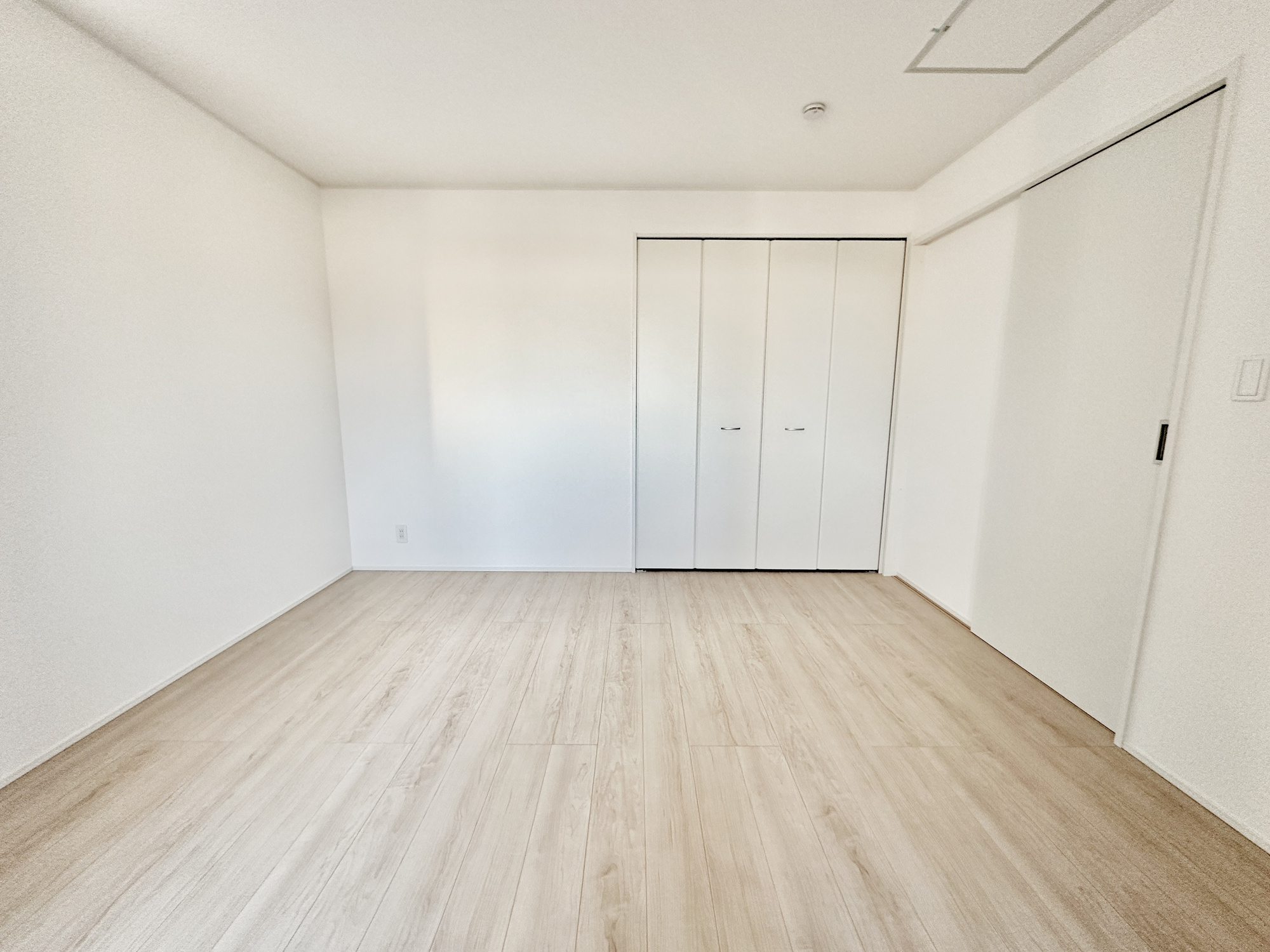 宇都宮市簗瀬３丁目の新築一戸建の子供部屋|【同社施工例】通風・採光にも優れ、心地よい光と風があふれています。 贅沢といえるほどの豊かな居住性と、プライドを満たすクオリティが見事に調和した住空間。