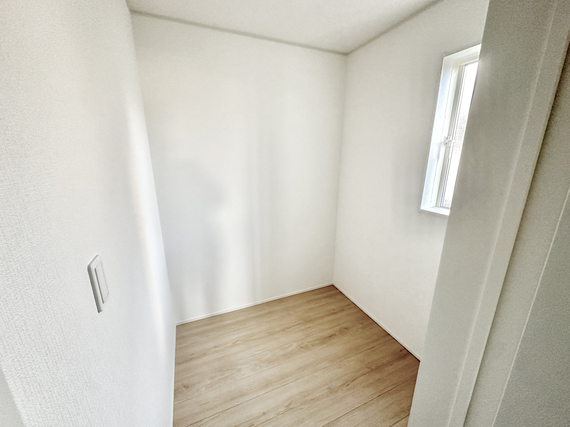宇都宮市簗瀬３丁目の新築一戸建の収納|【同社施工例】枕棚とハンガーパイプが標準装備の機能的なクローゼットは、大切なお洋服をきれいな状態で収納できます！
