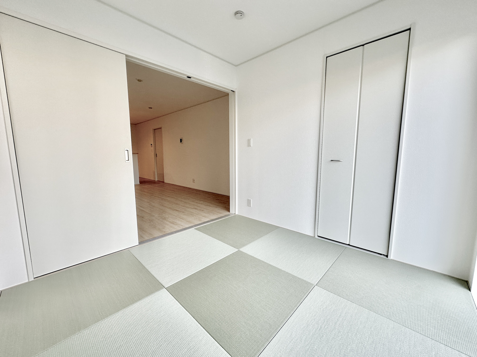 宇都宮市簗瀬３丁目の新築一戸建の内装|【同社施工例】住まう人も来客も入った時にワクワクさせてくれるオシャレな玄関♪
収納もたっぷりあるので、靴がたくさんあっても安心！